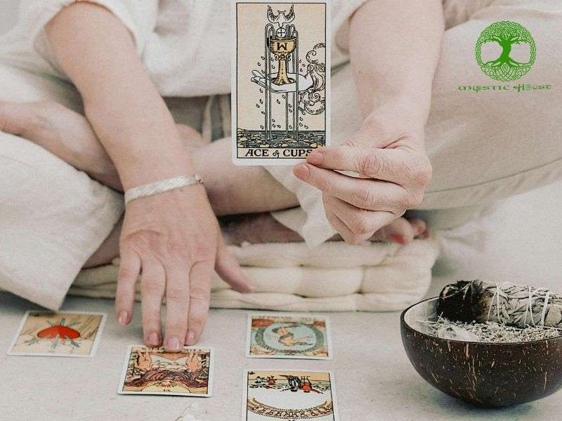 Hiểu ý nghĩa các lá bài tarot 
