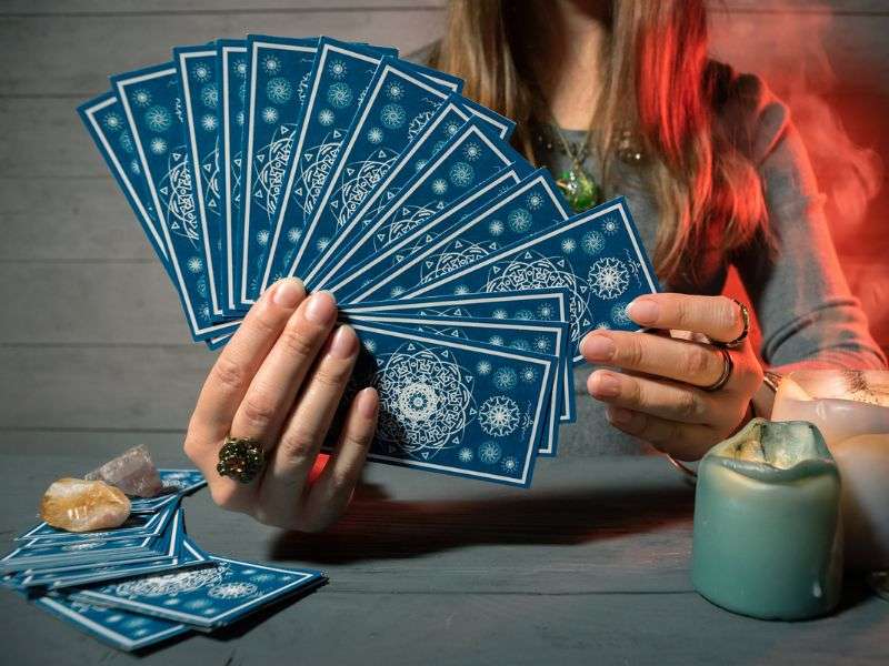 Các lưu ý quan trọng khi thực hành tarot là gì